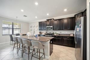 Η κουζίνα ή μικρή κουζίνα στο Tampa Private Home, Game Room, Theater Room & more! Close to attractions and beaches!