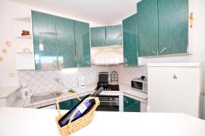 Kuchyň nebo kuchyňský kout v ubytování Apartment Balcony + 16 fotografií
