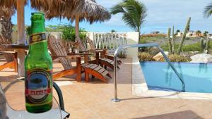 Вид на басейн у Aruba Cunucu Residence або поблизу