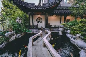 The Boutique Hotel with Authentic Antique Collection & Suzhou Garden外面的花园