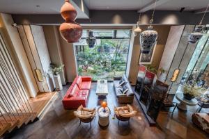 重庆The Boutique Hotel with Authentic Antique Collection & Suzhou Garden的客厅里有一张红色的沙发和一张桌子