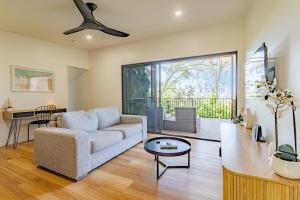 布德林姆Our Treehouse near Mooloolaba的带沙发和桌子的客厅