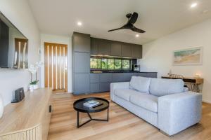 布德林姆Our Treehouse near Mooloolaba的带沙发和桌子的客厅