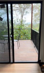 Our Treehouse near Mooloolaba的阳台或露台