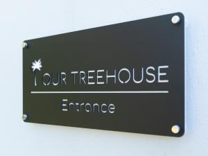 Our Treehouse near Mooloolaba的证书、奖牌、标识或其他文件