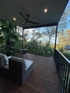 Our Treehouse near Mooloolaba的阳台或露台
