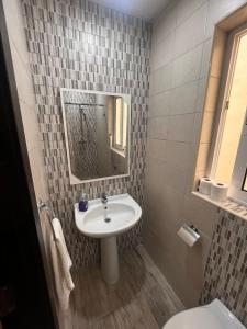 Koupelna v ubytování Sliema Comfort Retreat Quiet 1 Bedroom for 4 people with Self CheckIn