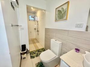 un bagno con wc, lavandino e doccia di 云夕民宿 a Nadi