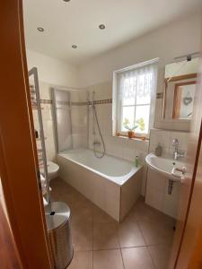 Un baño con bañera, inodoro y lavabo. en Gemütliche 2 Zimmerwohnung, en Wuppertal