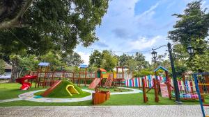 Ein Kinderspielbereich in der Unterkunft Lorin Syariah Solo Hotel