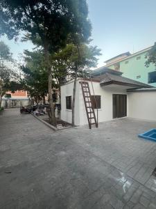 Una escalera está al lado de un edificio en Nine Blue 4 BD Villa, en Pattaya South 2 fotos más