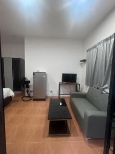 una sala de estar con un sofá y una mesa en Nine Blue 4 BD Villa, en Pattaya South