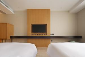 The Boutique Hotel with Authentic Antique Collection & Suzhou Garden客房内的一张或多张床位