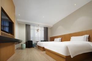 The Boutique Hotel with Authentic Antique Collection & Suzhou Garden客房内的一张或多张床位