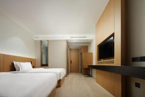 The Boutique Hotel with Authentic Antique Collection & Suzhou Garden客房内的一张或多张床位