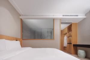 The Boutique Hotel with Authentic Antique Collection & Suzhou Garden客房内的一张或多张床位