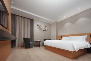 The Boutique Hotel with Authentic Antique Collection & Suzhou Garden客房内的一张或多张床位