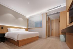 The Boutique Hotel with Authentic Antique Collection & Suzhou Garden客房内的一张或多张床位