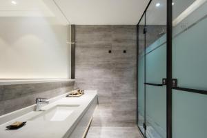 The Boutique Hotel with Authentic Antique Collection & Suzhou Garden的一间浴室