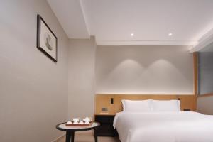 The Boutique Hotel with Authentic Antique Collection & Suzhou Garden客房内的一张或多张床位