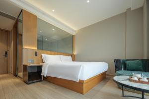 The Boutique Hotel with Authentic Antique Collection & Suzhou Garden客房内的一张或多张床位