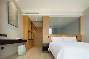 The Boutique Hotel with Authentic Antique Collection & Suzhou Garden客房内的一张或多张床位