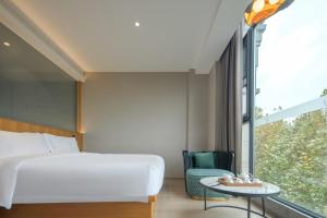 The Boutique Hotel with Authentic Antique Collection & Suzhou Garden客房内的一张或多张床位