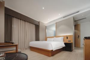 The Boutique Hotel with Authentic Antique Collection & Suzhou Garden客房内的一张或多张床位