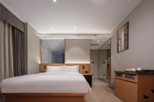 The Boutique Hotel with Authentic Antique Collection & Suzhou Garden客房内的一张或多张床位
