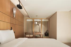 The Boutique Hotel with Authentic Antique Collection & Suzhou Garden客房内的一张或多张床位