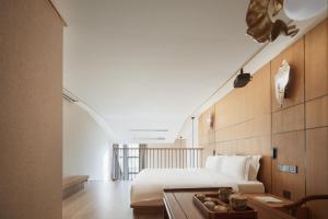 The Boutique Hotel with Authentic Antique Collection & Suzhou Garden客房内的一张或多张床位