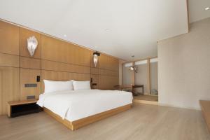 The Boutique Hotel with Authentic Antique Collection & Suzhou Garden客房内的一张或多张床位