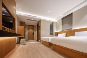 The Boutique Hotel with Authentic Antique Collection & Suzhou Garden客房内的一张或多张床位