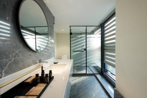 重庆The Boutique Hotel with Authentic Antique Collection & Suzhou Garden的带水槽和镜子的浴室 更多37张照片
