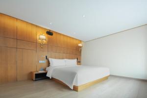 The Boutique Hotel with Authentic Antique Collection & Suzhou Garden客房内的一张或多张床位