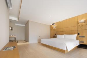 The Boutique Hotel with Authentic Antique Collection & Suzhou Garden客房内的一张或多张床位