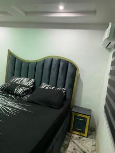 Postel nebo postele na pokoji v ubytování QuiQ Suites