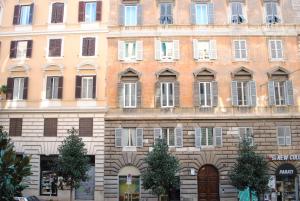 ローマにあるLombardoの窓がたくさんある街の古い建物