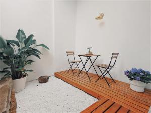 Suzhou Xugusu B&B-Guanqian Street Pingjiang Road Branch في سوتشو: غرفة بها مقعد خشبي وطاولة وكراسي +10 صور