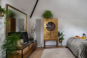 a bedroom with a bed and a mirror at Fairy Cottage in Lea