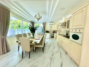 Kuchyň nebo kuchyňský kout v ubytování Dolce Vita Villa Memory Bang-Tao Phuket