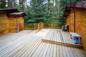 una terraza de madera con un banco y una cabaña en HI Athabasca Falls - Hostel en Jasper