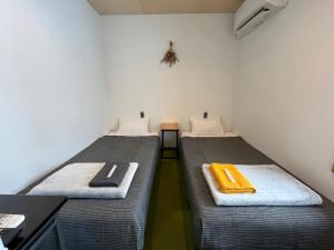 Rúm í herbergi á GuestHouse Shirakawa-Go INN