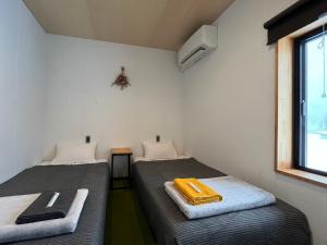 Rúm í herbergi á GuestHouse Shirakawa-Go INN