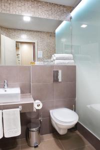 Bilik mandi di Garni Hotel Aveny