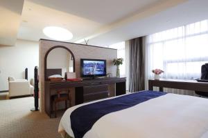 Postel nebo postele na pokoji v ubytování Ramada by Wyndham Dongtan + 37 fotografií