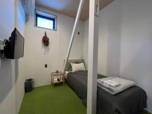 Rúm í herbergi á GuestHouse Shirakawa-Go INN