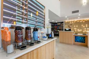 Příslušenství pro přípravu čaje a kávy v ubytování Comfort Suites at Tucson Mall