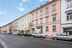 a row of cars parked in front of buildings at Apartment 5 min zur Fußgängerzone in Wiesbaden