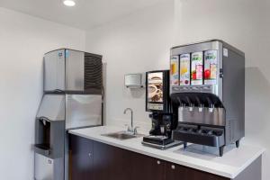 Příslušenství pro přípravu čaje a kávy v ubytování Avion Inn Near LGA Airport, Ascend Hotel Collection